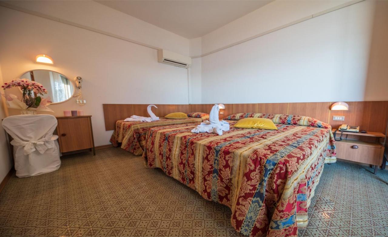 בלריה-איגאה מרינה Hotel Majestic מראה חיצוני תמונה